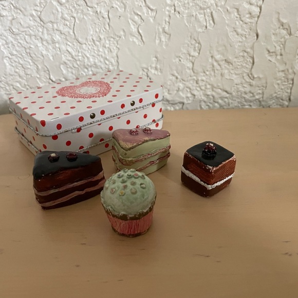 Maileg® Tasty Treat Tin - Cupcakes and Chocolate Cakes with RARE Suitcase - Picture 4 of 4